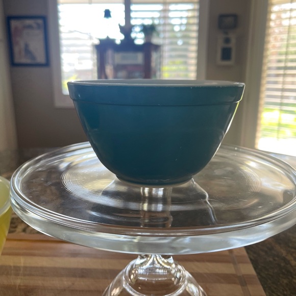 Vintage Pyrex Primary Color Mixing Bowl Set - Picture 3 of 10